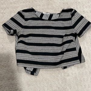 Striped Crop Top with an open back - Urban Outfitters